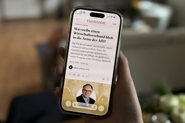 Ein Handelsblatt-Artikel ist auf einem Handy zu sehen.