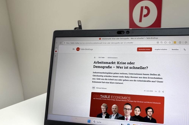 Blick auf Laptop der einen Kolumne von Michael Böhmer für Table.Briefings zeigt 