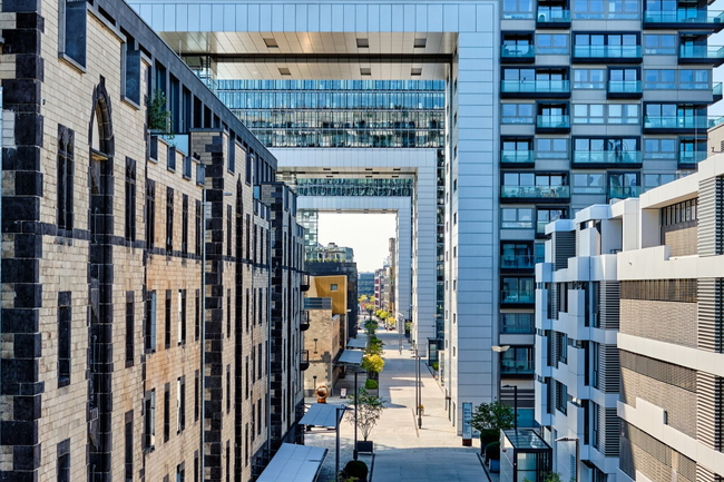 Straße mit modernen Gebäuden in Köln.