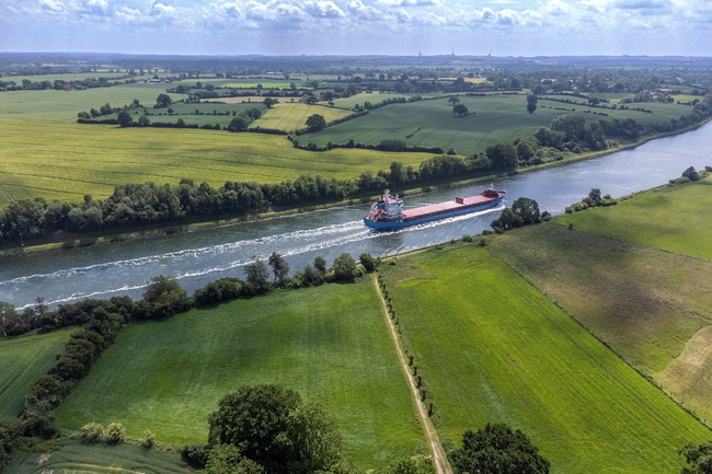 Frachtschiff auf dem Nord-Ostsee-Kanal