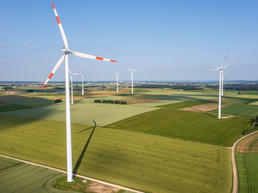 Windräder auf einem Feld
