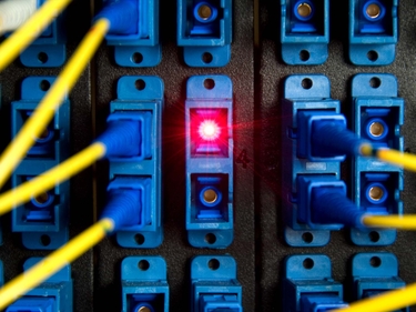 Glasfasern switch panel mit roten laser beam