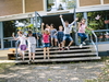Schulkinder laufen von der Schule zum Schulhof