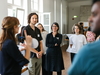 Person spricht vor einer Gruppe