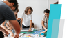 Menschen basteln zusammen in einem Workshop